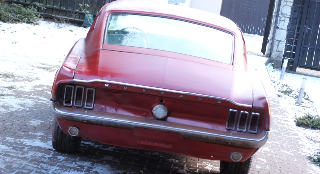 Czerwony Mustang Fastback 1968 piękny projekt solidna baza