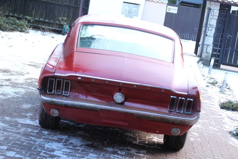 Czerwony Mustang Fastback 1968 piękny projekt solidna baza