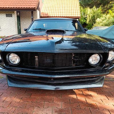 Prawdziwa czarna bestia pali jeździ Mustang Fastback V8 1969 restomod